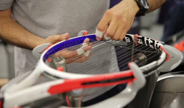aplicando tensión a cordaje de raqueta de tenis